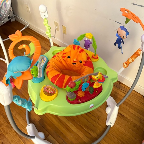 Baby jumping - Picture 2 of 2